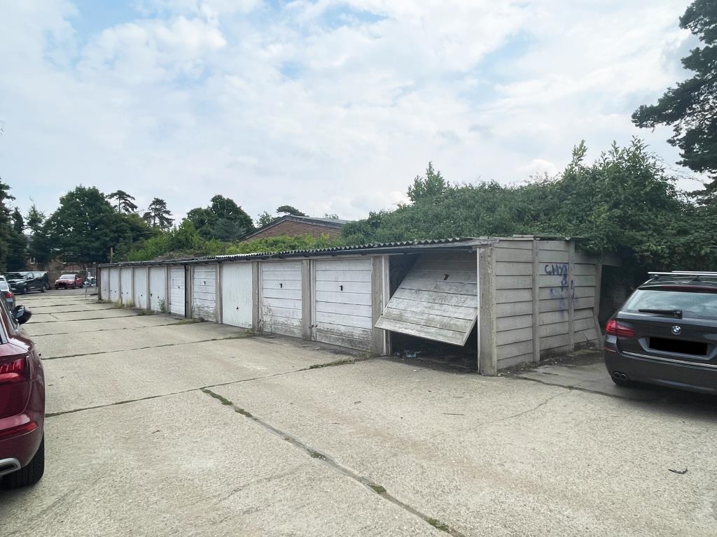 Lot: 103 - ELEVEN LOCK-UP GARAGES - 